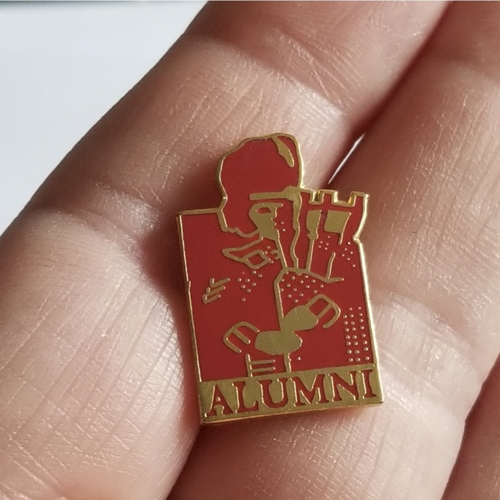 Alumni pin bagpiper red enamel Gold tone brooch Scotland Scottish - Picture 6 of 9